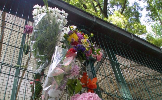 Flores y una nota de recuerdo en la pajarera del parque Isabel la Católica, en 2004. 