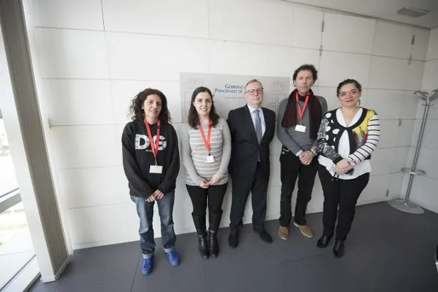 Florentina García, Tanía Gordaliza, Francisco del Busto, Antonio Vela y Concepción Saavedra, momentos antes de la reunión. 