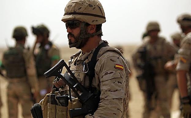 Un soldado español observa mientras soldados iraquíes toman parte en un ejercicio. 