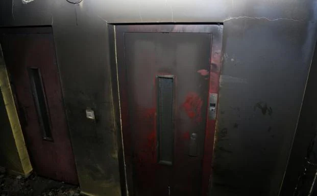 Imagen. La puerta del ascensor, teñida de negro por las llamas.
