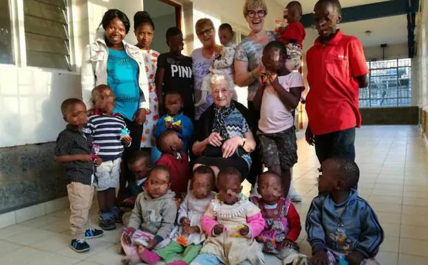 Irma, con algunos de los niños del orfanato de Kenia al que se ha desplazado para cooperar. 