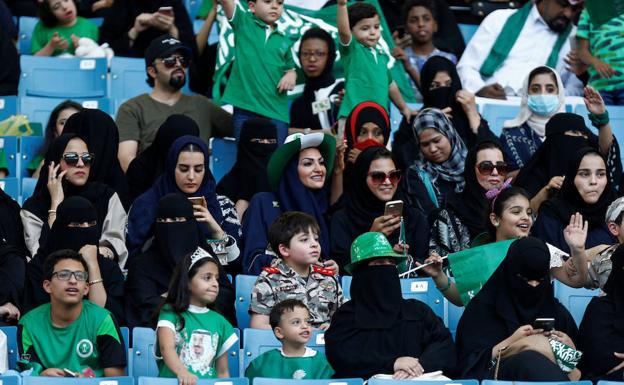 Mujeres saudíes entran a un estadio por primera vez en la historia del país, el pasado mes de septiembre. 