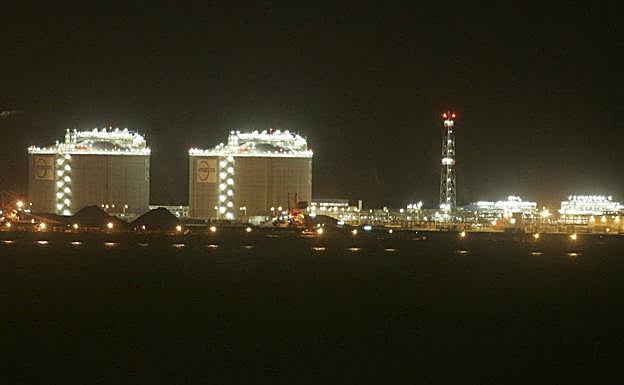 Fallece un hombre tras golpearse con un cabo en El Musel