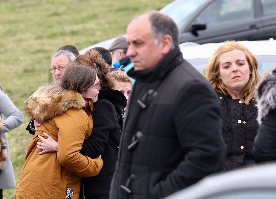 Amigos y familiares despidieron este martes en la iglesia de Santa Cruz de Marcenado al hombre de 41 años que fallecía ayer en un incendio en El Berrón.