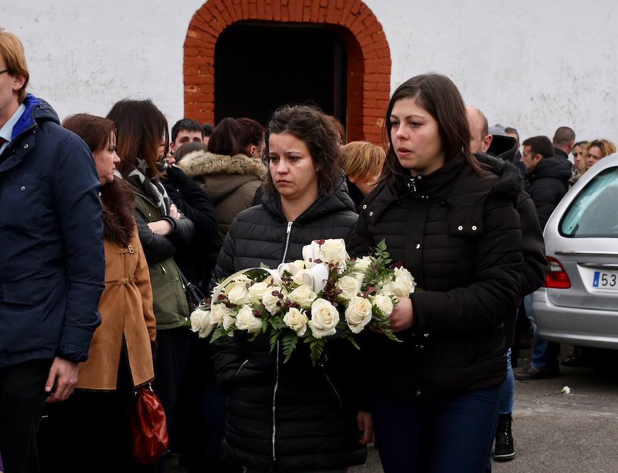 Amigos y familiares despidieron este martes en la iglesia de Santa Cruz de Marcenado al hombre de 41 años que fallecía ayer en un incendio en El Berrón.