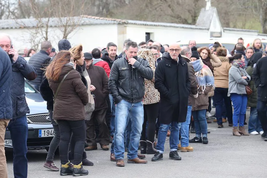 Amigos y familiares despidieron este martes en la iglesia de Santa Cruz de Marcenado al hombre de 41 años que fallecía ayer en un incendio en El Berrón.