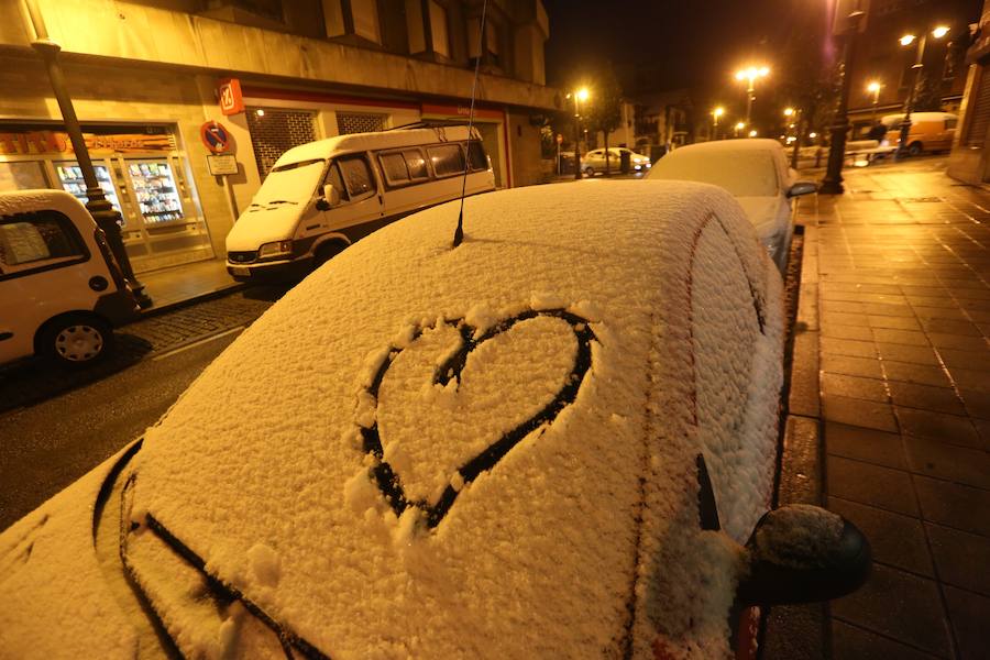 Fotos: Asturias amanece cubierta de nieve, incluso en la costa