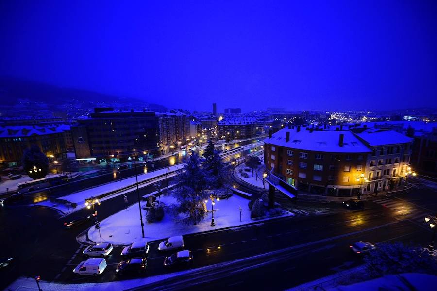 Fotos: Asturias amanece cubierta de nieve, incluso en la costa