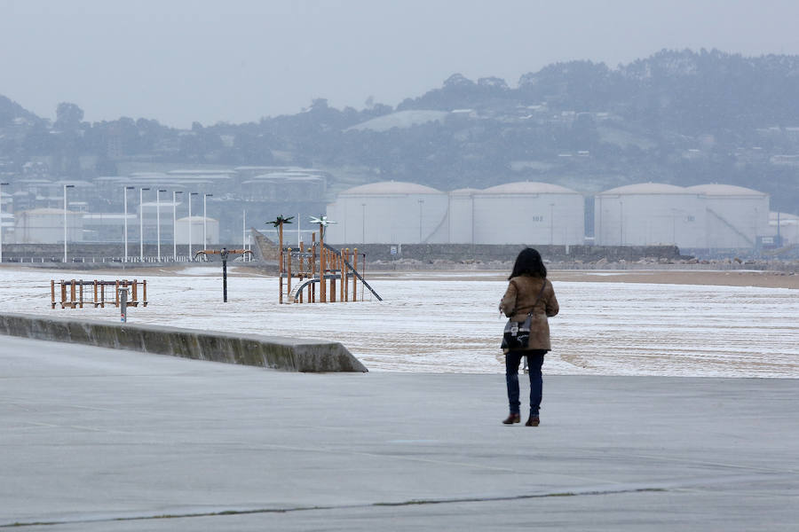 Fotos: La nieve llega a Gijón