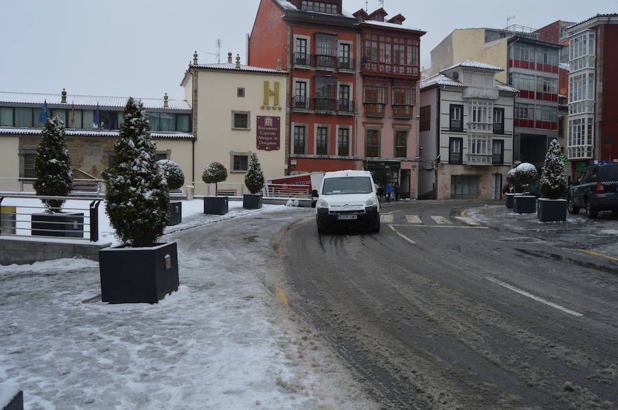 Fotos: El occidente asturiano amanece bajo un manto blanco