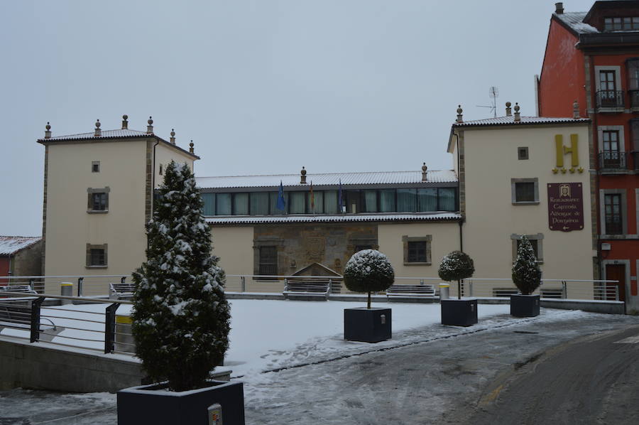 Fotos: El occidente asturiano amanece bajo un manto blanco