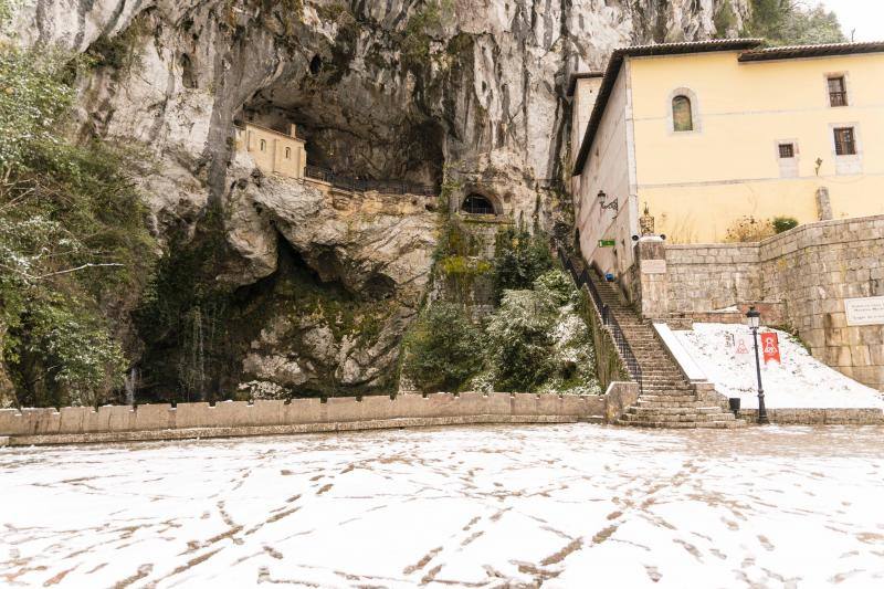 Fotos: Asturias amanece cubierta de nieve, incluso en la costa