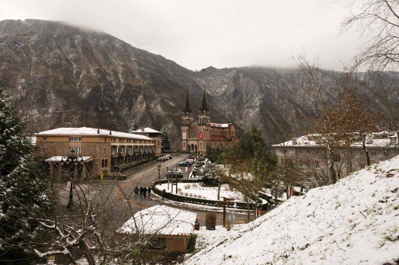 Fotos: La nieve cubre el oriente asturiano