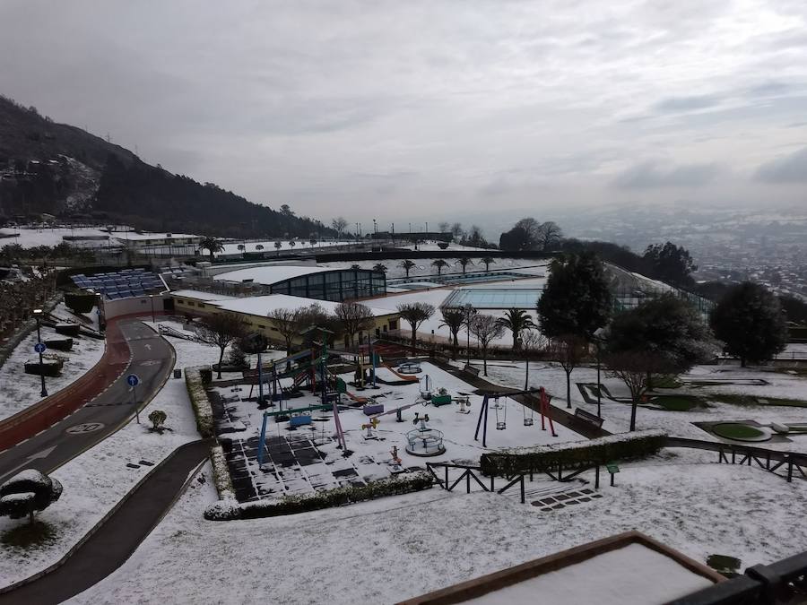 Fotos: Oviedo y el centro de la región amanecen cubiertos de nieve