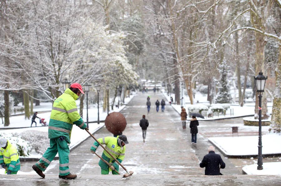 Fotos: Oviedo y el centro de la región amanecen cubiertos de nieve