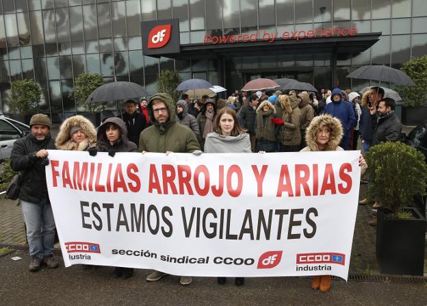 La plantilla se concentró a la salida de la sede gijonesa de Duro para advertir a los accionistas de que rechazaría un concurso. 