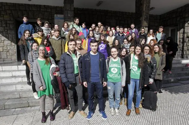 Pablo Rodríguez, impulsor de la iniciativa (en primera fila, en el centro) con varios de los alumnos que respaldan su petición, ante la Facultad de Formación del Profesorado y Educación. 