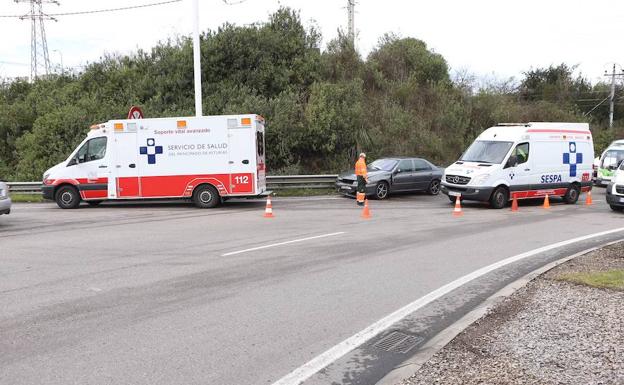 Los bomberos excarcelan a un herido en un accidente en la rotonda de la avenida Portugal