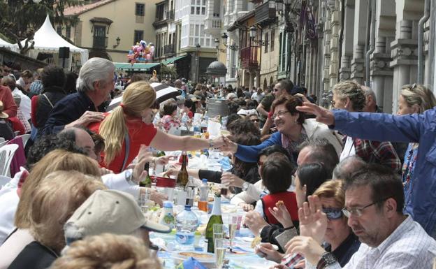 El Récord Guinness de la Comida en la Calle de Avilés de 2017 acaba tachado de 'Bollomocho'