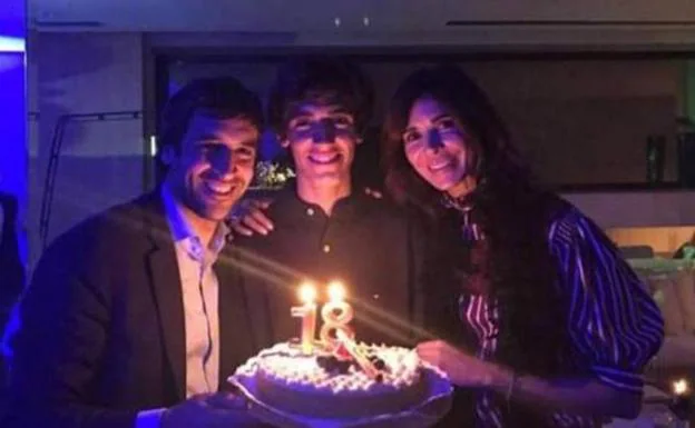 Raúl González y Mamen Sanz junto a su hijo Jorge durante su fiesta de cumpleaños, en una imagen compartida en redes sociales.