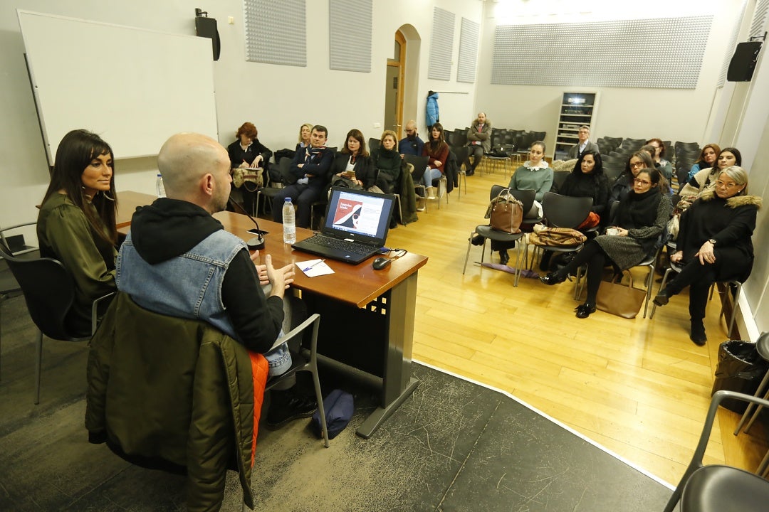 La diseñadora María Lafuente imparte una de las conferencias del evento organizado por la Asociación de Diseño y Moda de Asturias