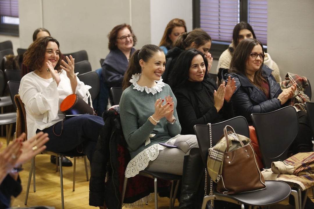 La diseñadora María Lafuente imparte una de las conferencias del evento organizado por la Asociación de Diseño y Moda de Asturias