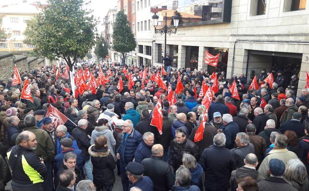 «Es otra tomadura de pelo», dicen los pensionistas concentrados en Oviedo para protestar por la subida del 0,25%