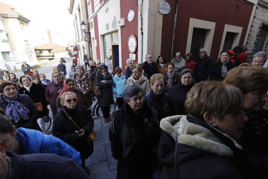 La capilla de la Soledad de Cimadevilla culmina hoy la celebración de la fiesta del Cristo de Medinaceli. Por la mañana acogió una misa en honor de Cristo Redentor y permanecerá abierta durante todo el día para poner el broche final al triduo que comenzó el martes. 