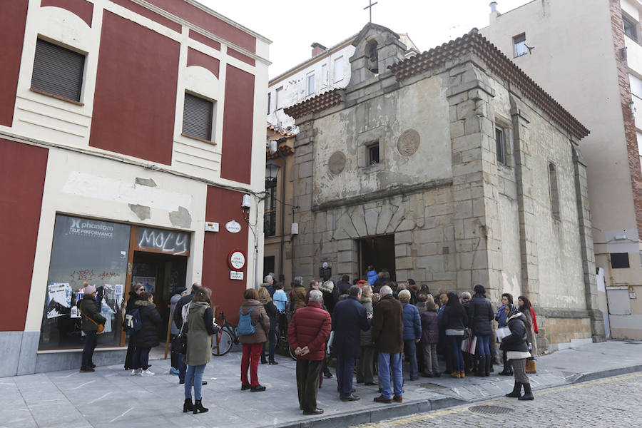 La capilla de la Soledad de Cimadevilla culmina hoy la celebración de la fiesta del Cristo de Medinaceli. Por la mañana acogió una misa en honor de Cristo Redentor y permanecerá abierta durante todo el día para poner el broche final al triduo que comenzó el martes. 