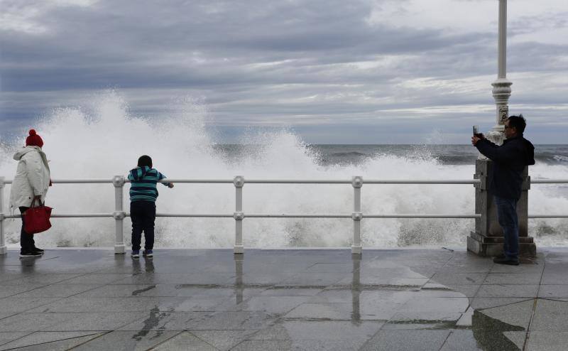 Fotos: Las imágenes que deja el viento y el fuerte oleaje en Asturias