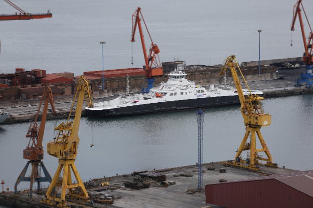 El ferry noruego 'Mokstrafjord', atracado en el muelle del ingeniero Olano. 