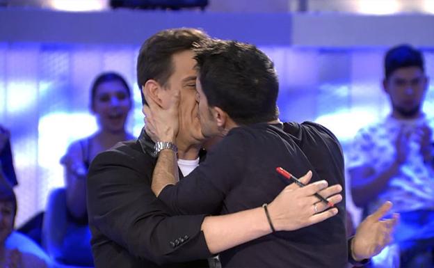 'Pasapalabra': el sorprendente beso entre Christian Gálvez y Alejo Sauras