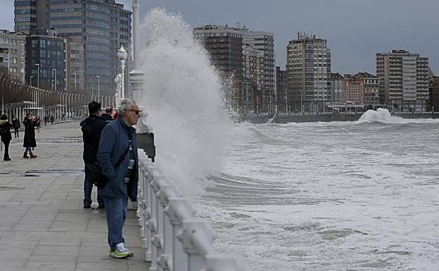 Oleaje en la playa de San Lorenzo.