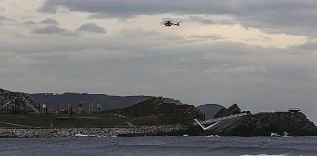 El helicóptero de emergencias sobrevoló ayer la costa de Castrillón tanto por la mañana como por la tarde. 