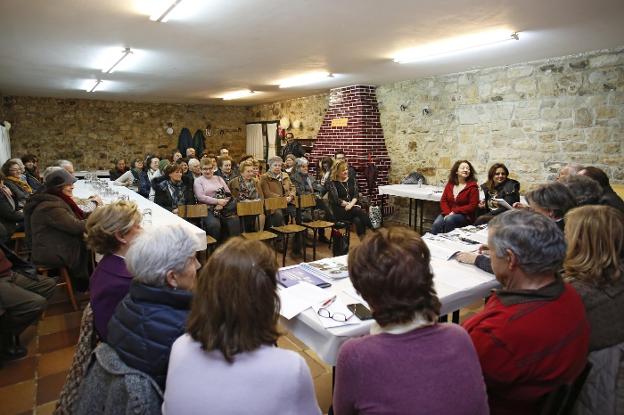 Los vecinos de Somió, en la asamblea. 