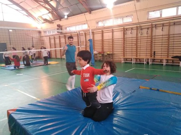 Gimnasia acrobática en el colegio Cervantes