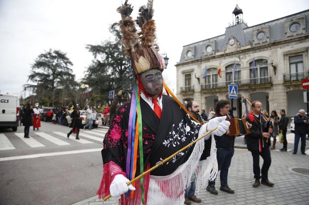 Uno de los integrantes de As Bonitas de Sande, a su paso por el Ayuntamiento. 