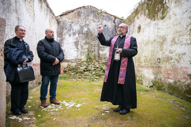 El arzobispo de Oviedo bendice la capilla de Santa Catalina