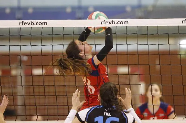 La colocadora María Martín, en una acción de ataque del equipo grupista. 