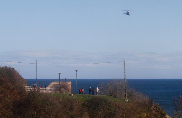 El helicóptero sobrevoló ayer la zona de acantilados. 