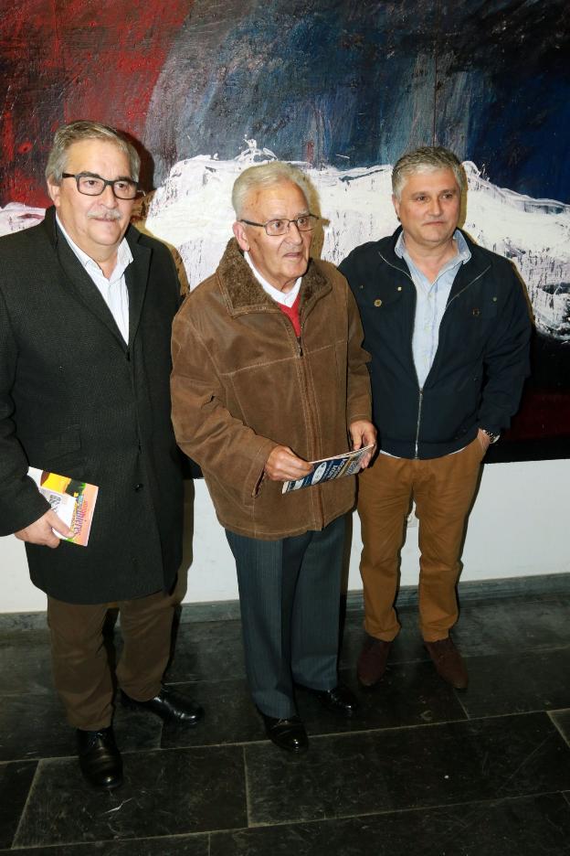 El alcalde, Aníbal Vázquez, con Agustín Casado, uno de los fundadores de Amigos de Mieres, y el presidente actual de la asociación, Marcelino Estrada, antes del acto. 
