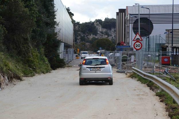 Un vehículo circula por la carretera RS-2 ayer por la tarde. 