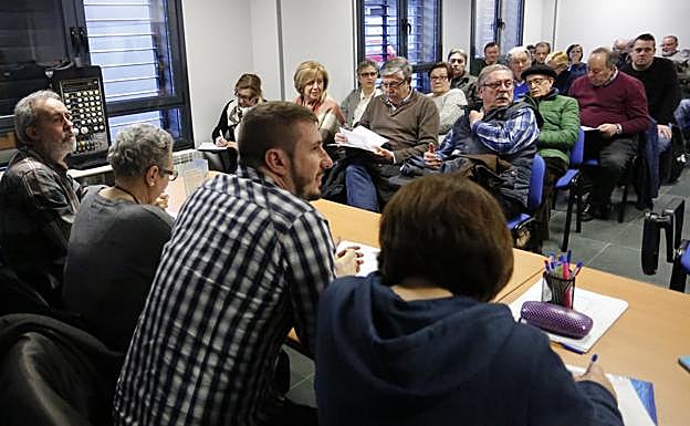 Un momento de la reunión de la FAV en la que fue reelegido Adrián Arias. 