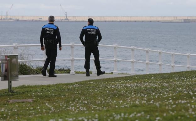 Agentes de la Policía Local de Gijón durante la búsqueda de Lorena Torre. 