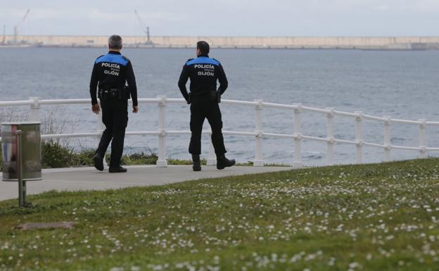 Agentes de la Policía Local de Gijón durante la búsqueda de Lorena Torre.
