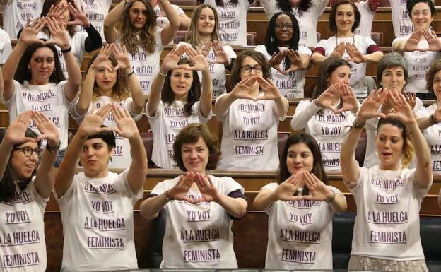 Diputadas de Unidos Podemos escenifican su apoyo a la huelga.