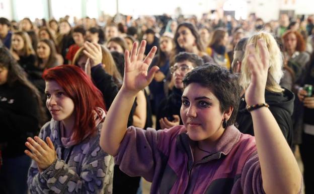 Asistentes a uno de los actos previos a la manifestación del 8 de marzo.