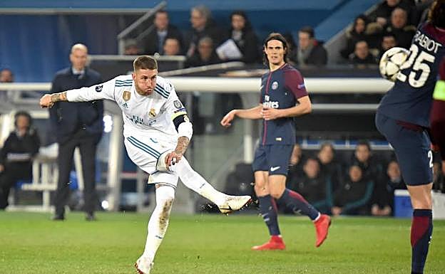 Sergio Ramos dispara a portería. 