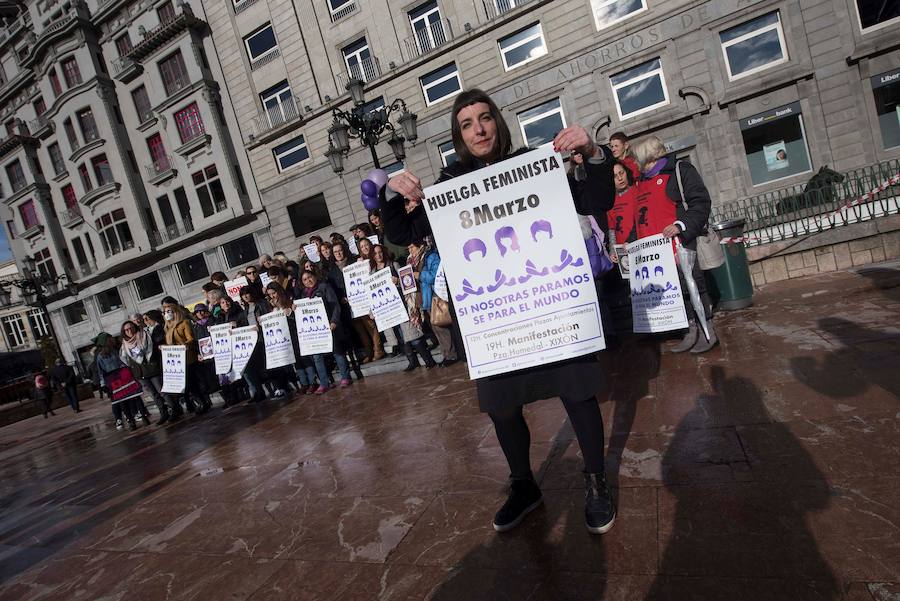 Fotos: Asturies Feminista anima a las mujeres a participar en la huelga de 24 horas el día 8