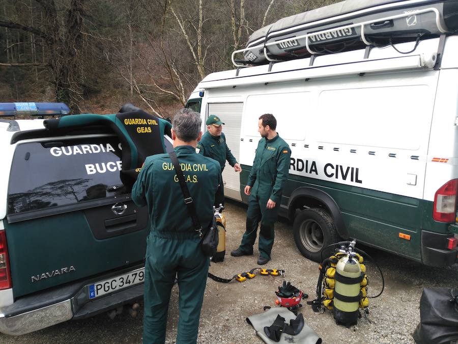 El Grupo de Actividades Subacuáticas rastrea la zona del embalse de Arbón en busca de más pistas para esclarecer el suceso. 